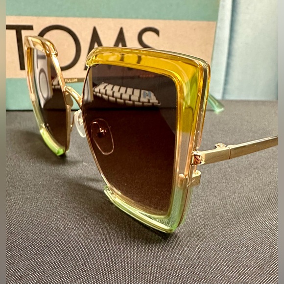 Brand New TOMS “Tulum” Bright Gold Laminate Gradient Brown Oversized Sunglasses - Picture 6 of 8